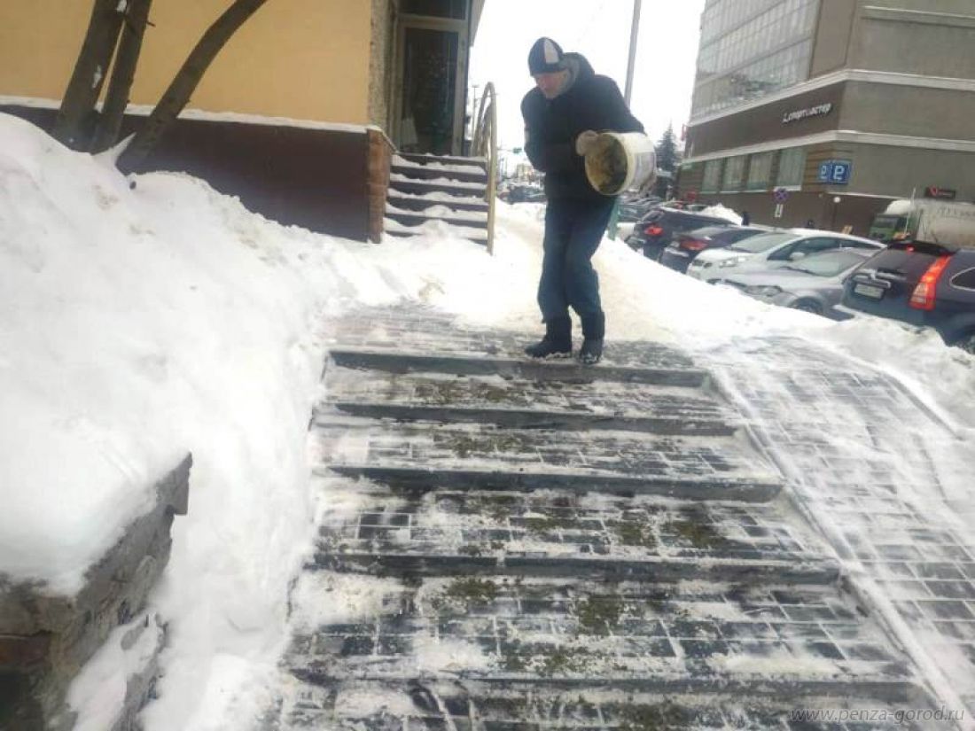 В Пензе ликвидируют наледь на пешеходных зонах | 16.01.2024 | Пенза -  БезФормата