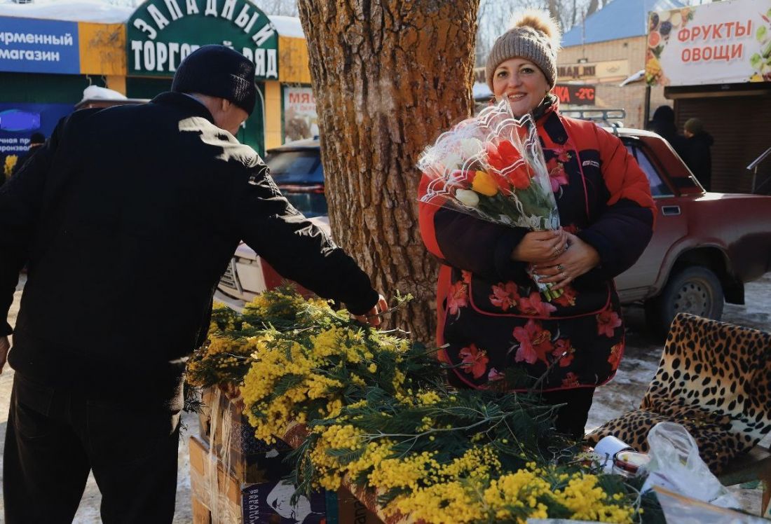 В подарок женщинам: пензенцы активно скупают мимозы и тюльпаны — Важно —  Пенза СМИ