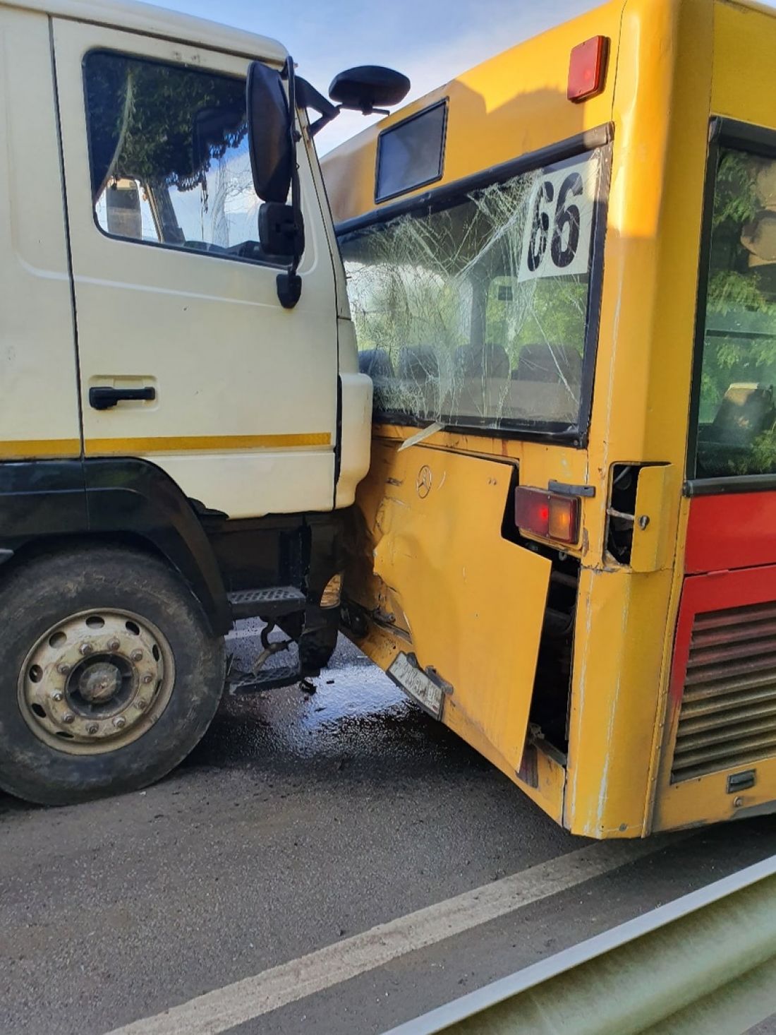 В Пензе на трассе грузовик врезался в автобус — В сети — Пенза СМИ