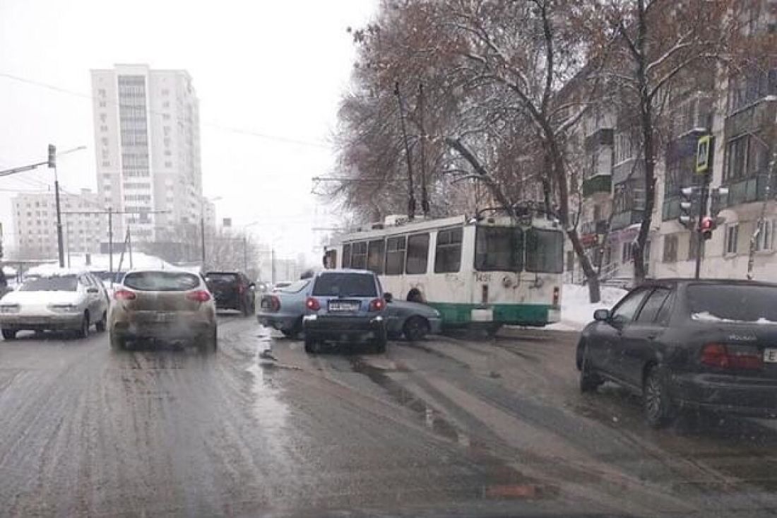 Иномарку развернуло поперек дороги в ДТП на улице Суворова в Пензе — В сети  — Пенза СМИ