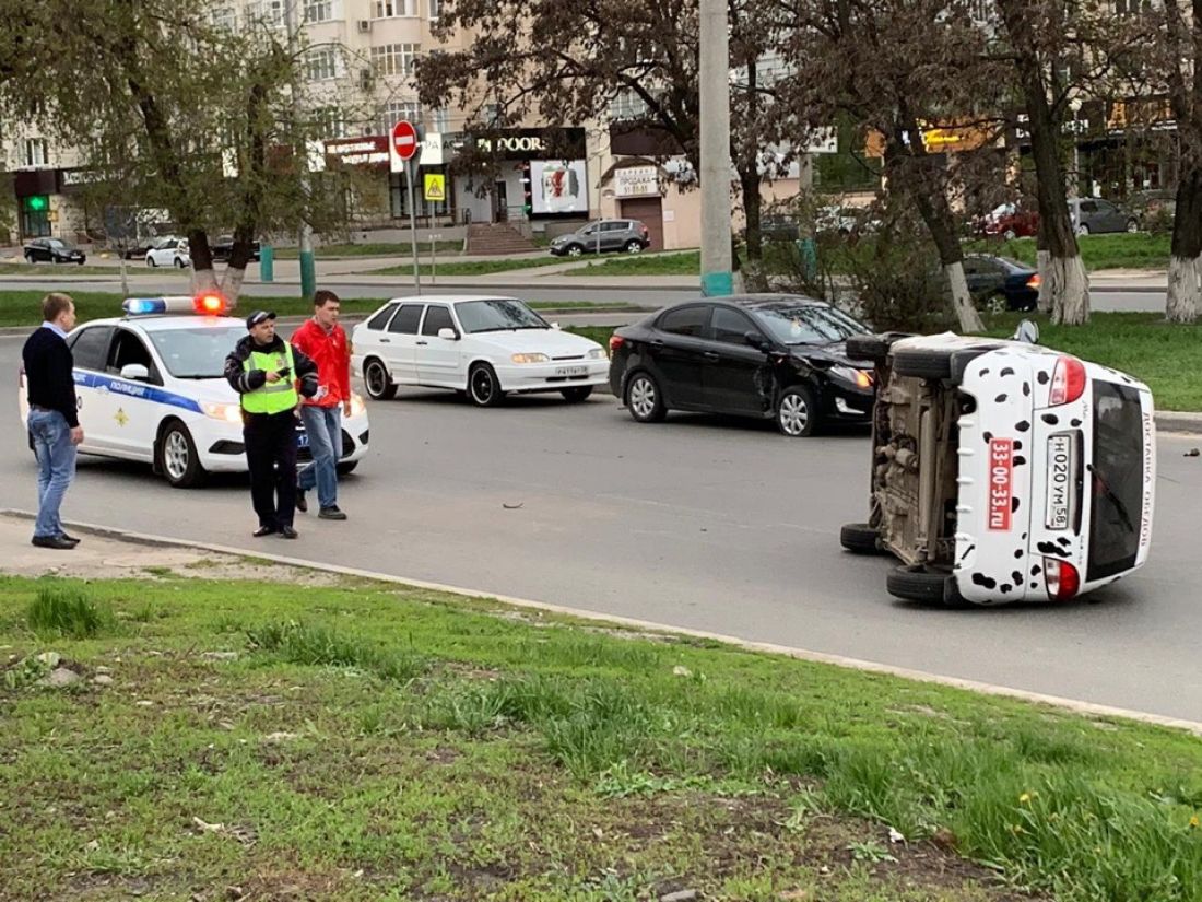 В центре Пензы перевернулась машина доставки пиццы — Происшествия — Пенза  СМИ