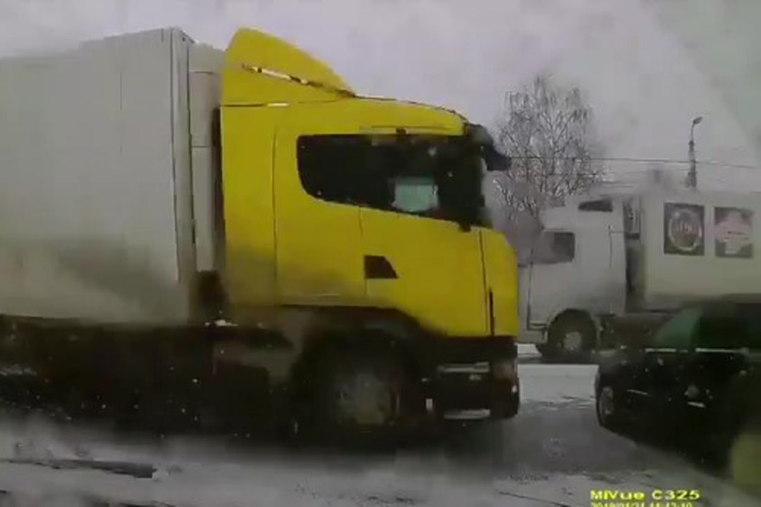 Видео жесткого тарана. В Пензе тягач снес Ладу на перекрестке — В сети —  Пенза СМИ