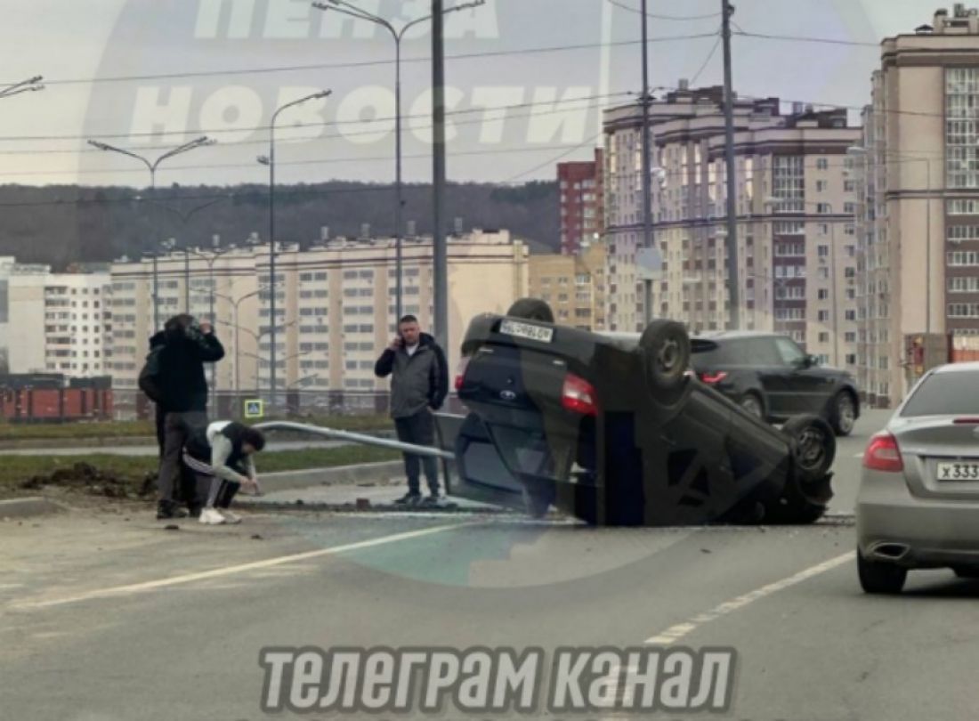 В Пензе на ул. Генерала Глазунова перевернулся легковой автомобиль —  Происшествия — Пенза СМИ