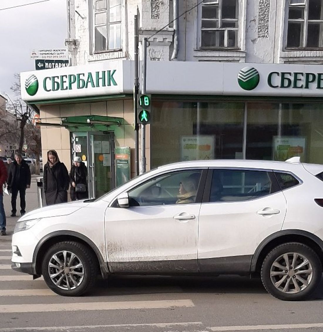 В Пензе неизвестный на машине перегородил пешеходный проход — В сети —  Пенза СМИ