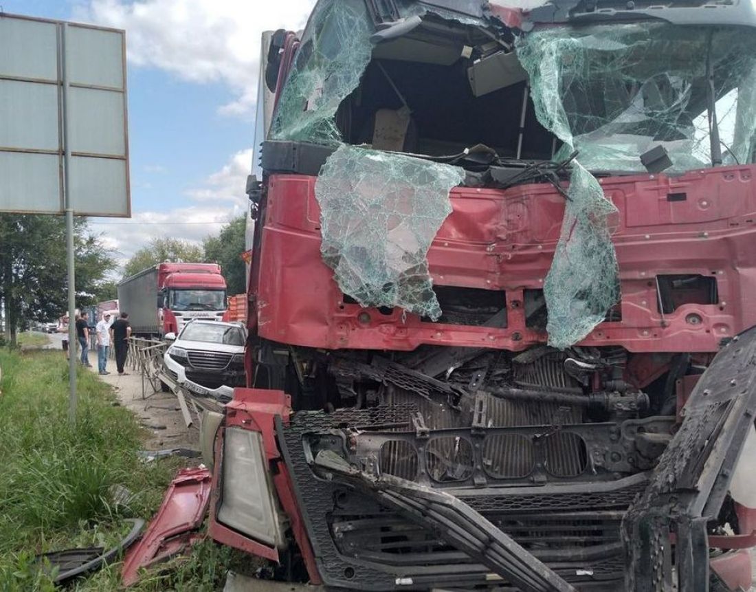 Пензенские спасатели транспортировали водителя грузовика до скорой после  массового ДТП на улице Ульяновской | 23.08.2023 | Пенза - БезФормата