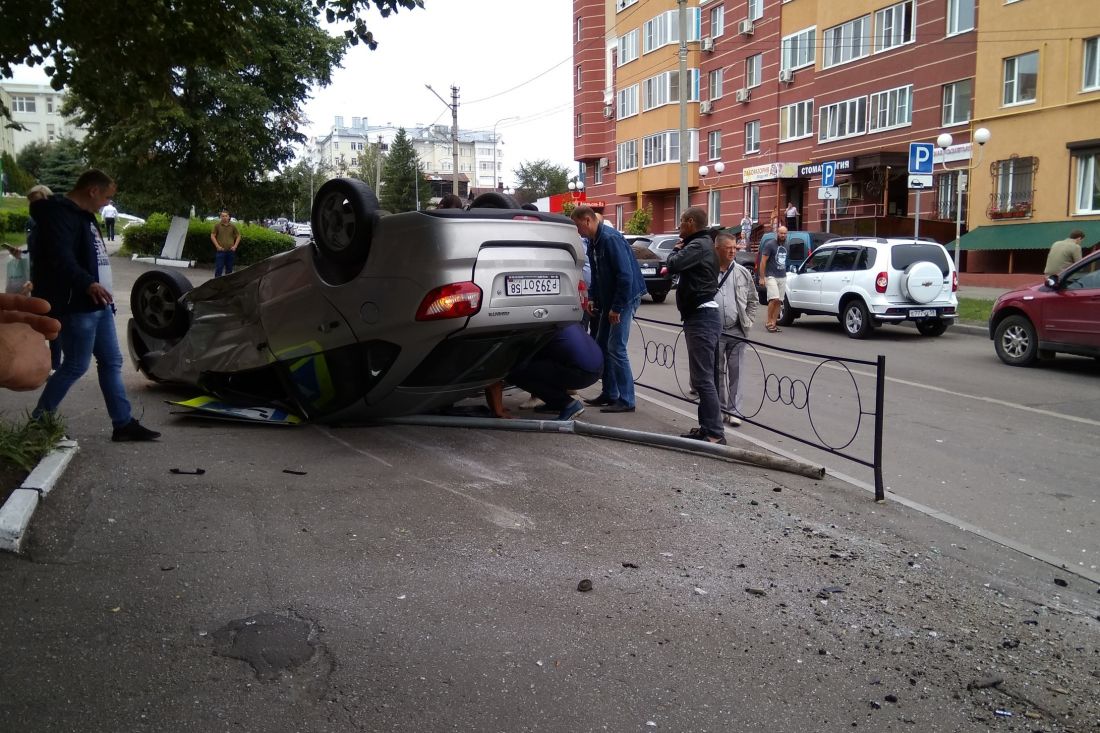 Пенза новости на сегодня происшествия. В Пензе перевернулась машина. События в Пензе аварии. Пенза Тольятти перевернулся автомобиль.