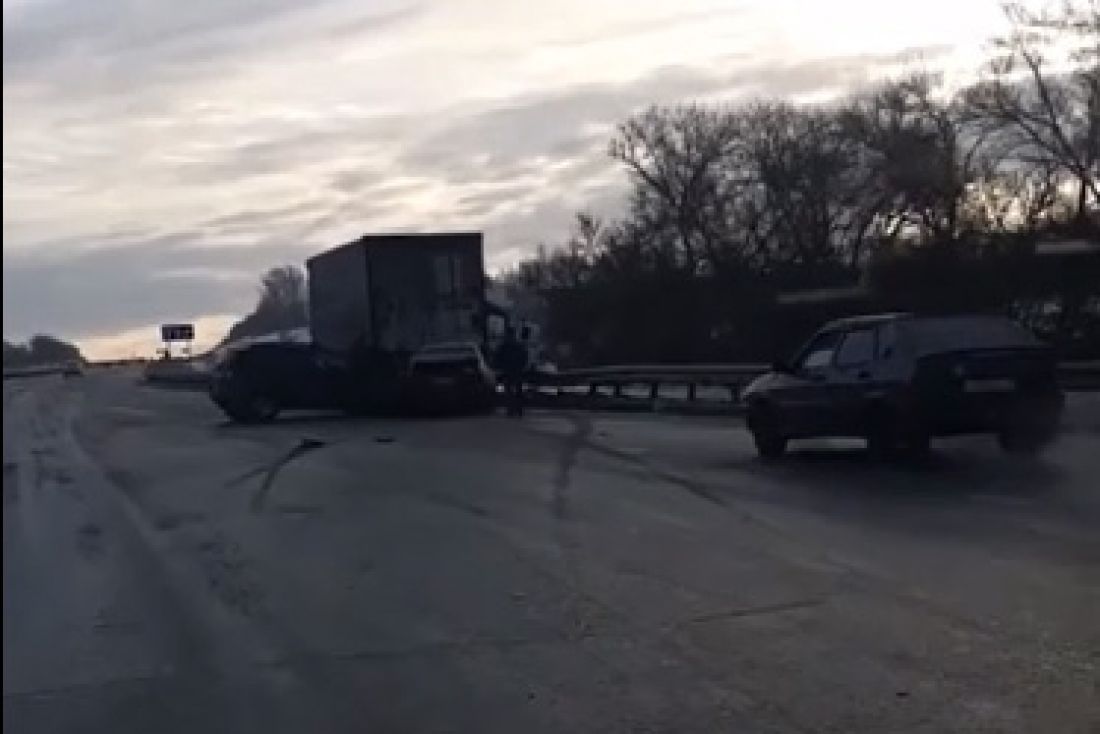 На трассе в Пензенской области иномарка и ВАЗ врезались в прицеп — В сети —  Пенза СМИ