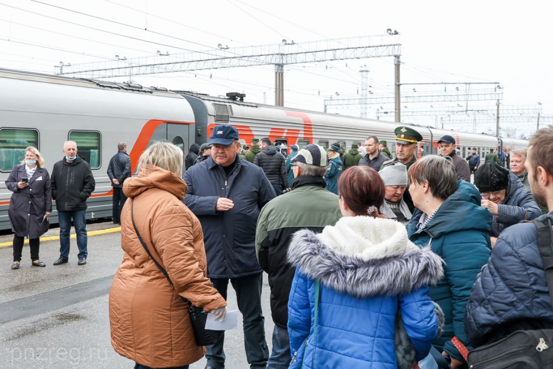 Приняли 500 человек. Эвакуация людей. Люди на вокзале. Встречать на вокзале. В Пензу привезли беженцев.