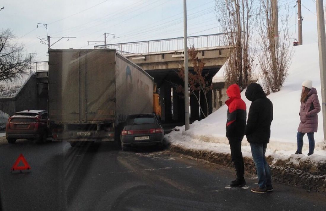 На улице Урицкого в Пензе фура прижала легковой автомобиль — В сети — Пенза  СМИ