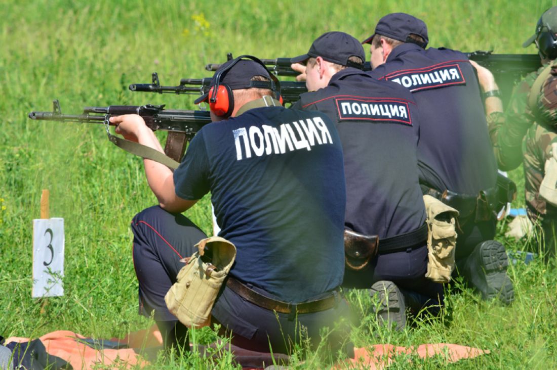 Подготовка сотрудника полиции. Стрельбище полиции. Стрельба в России с полицией. Полицейский на стрельбище. Стрельбище МВД.