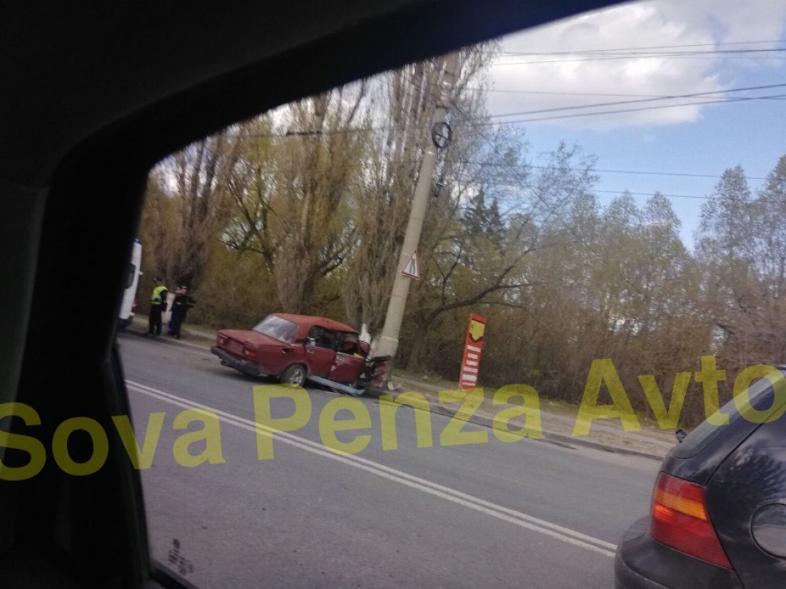 Пьяный в шабалы». В Пензе отечественный ВАЗ круто влетел в столб — В сети —  Пенза СМИ