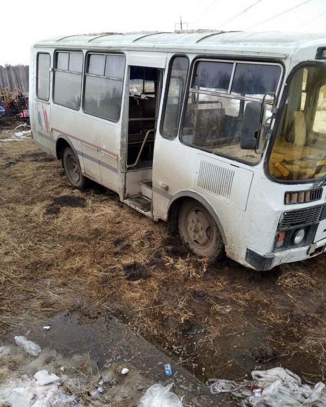 В Пензе на кладбище автобус прощающихся провалился и застрял в земле —  Происшествия — Пенза СМИ