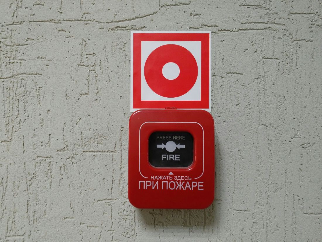Нажми 2. Кнопка пожарной сигнализации Туссан. Кнопка включения систем пожарной сигнализации. Наклейка кнопка пожарной сигнализации. Кнопка включения пожарной сигнализации знак.