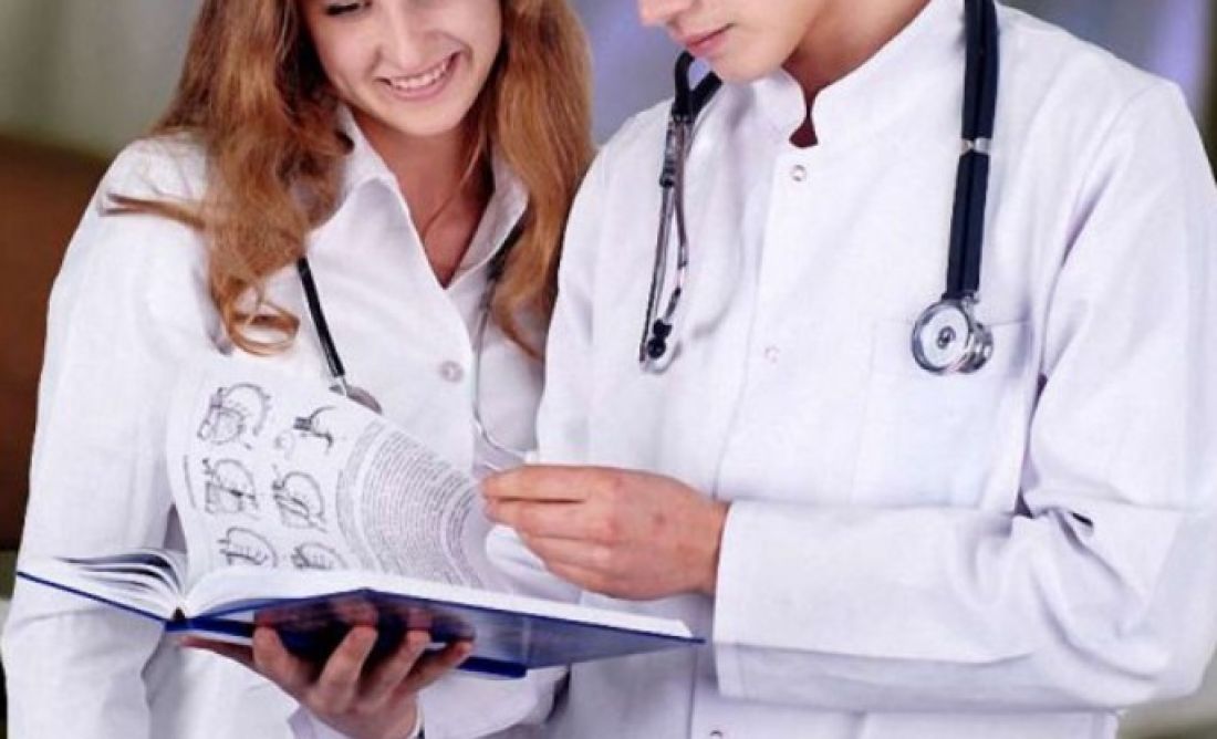 Медуниверситет врачи. Студенты медики. Студент медицинского вуза. Учеба в медицинском. Фотосессия медиков.