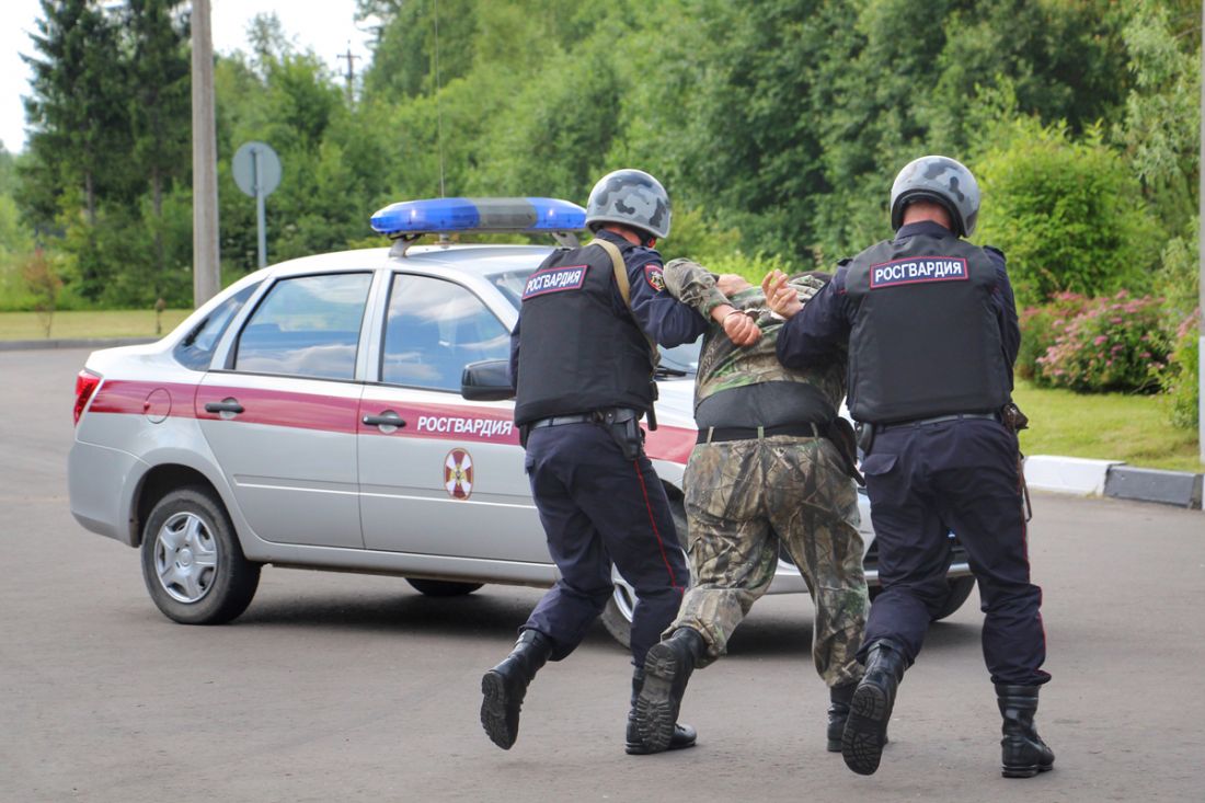 Доставление сотрудниками полиции. Группа задержания росгвардии вневедомственная охрана мурманск. Ово внг росгвардия. Доставление внг. Спецсредства полиции.