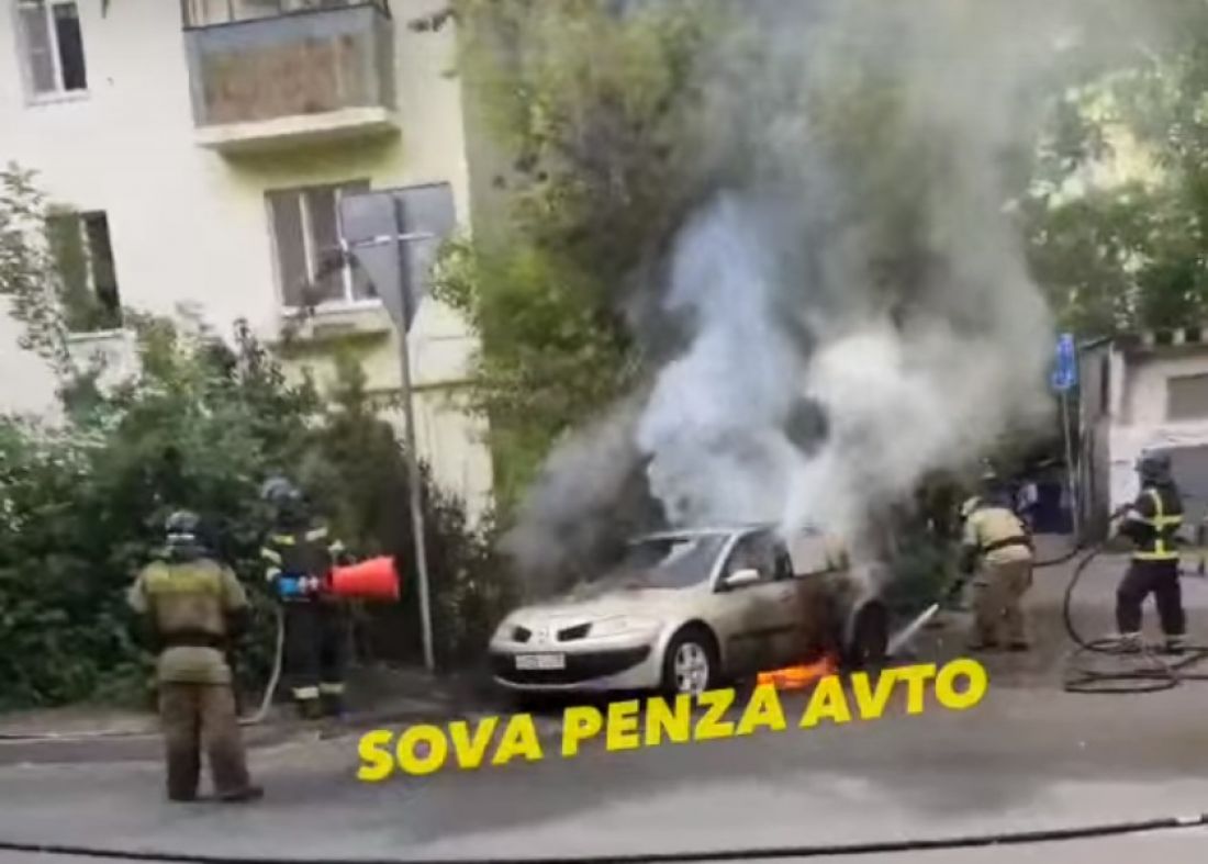 В Пензе на улице Бакунина из-за тополиного пуха сгорел автомобиль |  03.06.2024 | Пенза - БезФормата