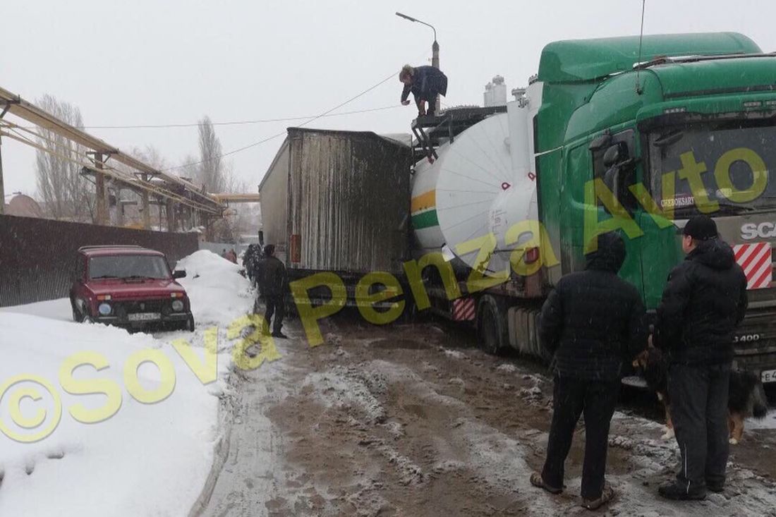 В Пензе два большегруза парализовали движение по одной из улиц — В сети —  Пенза СМИ