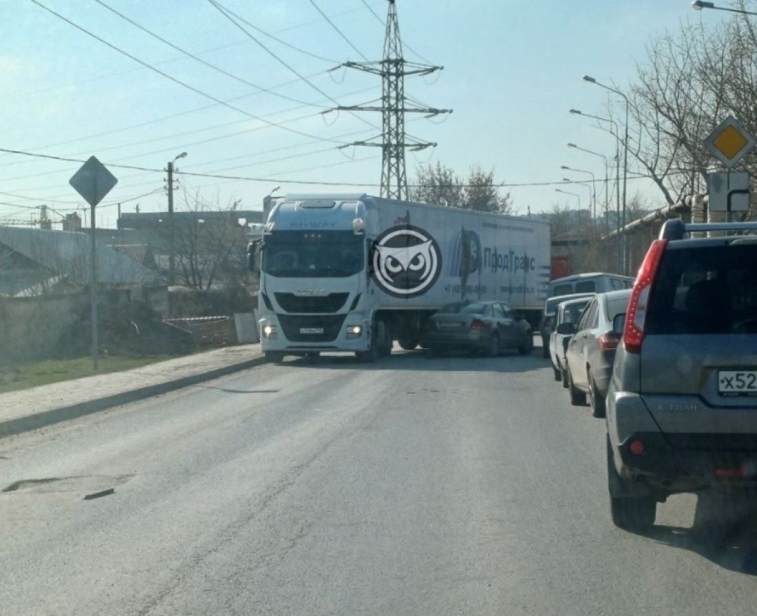 В Пензе на улице Металлистов после аварии образовалась пробка —  Происшествия — Пенза СМИ