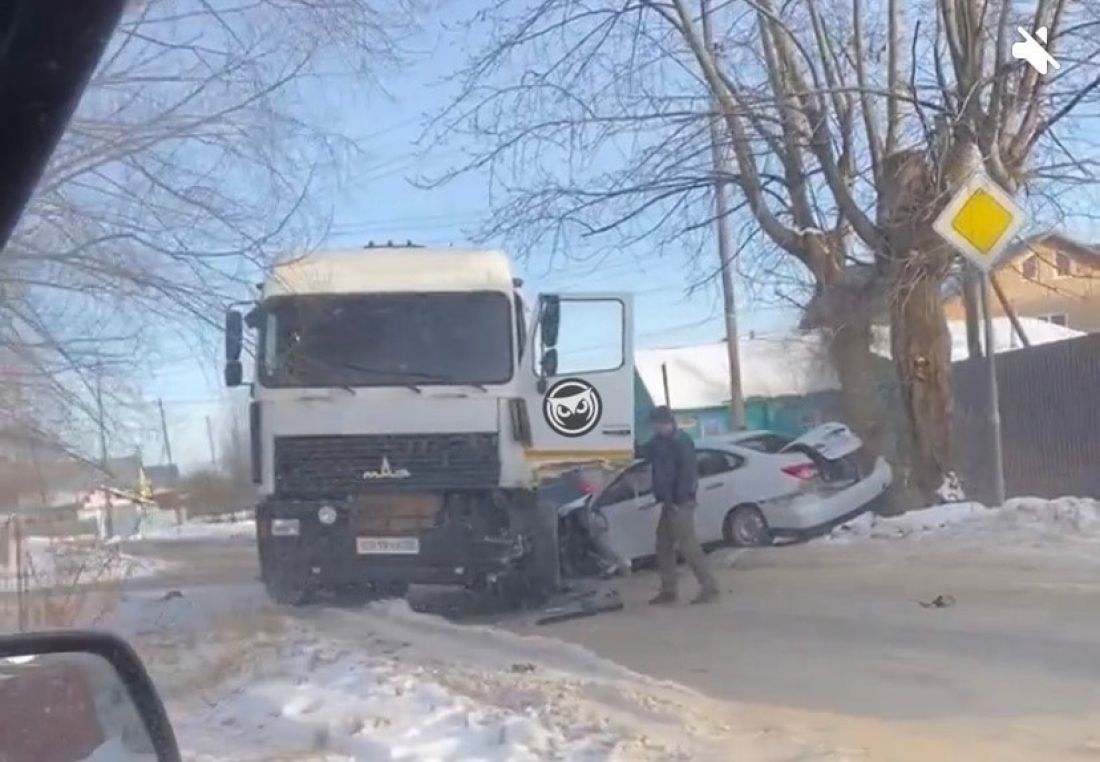 В Пензе на перекрестке улиц Донецкой и Ростовской легковушка разбилась об  МАЗ | 21.01.2023 | Пенза - БезФормата