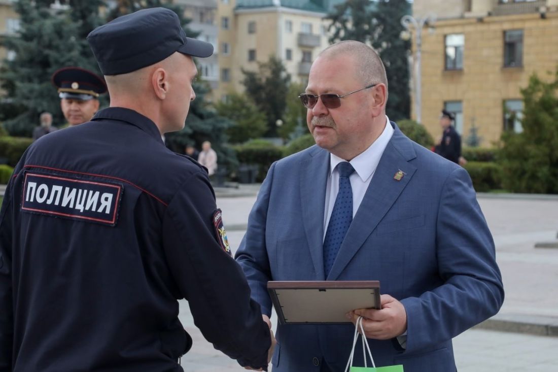 В центре Пензы состоялась торжественная церемония награждения полицейских —  Общество — Пенза СМИ