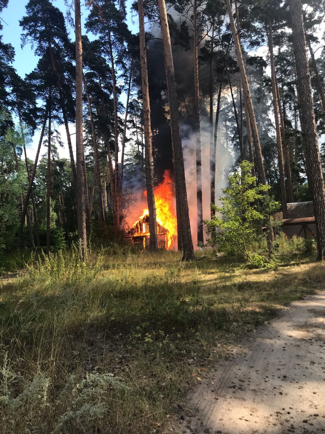 В пензенских Ахунах пожар охватил деревянный дом — Происшествия — Пенза СМИ