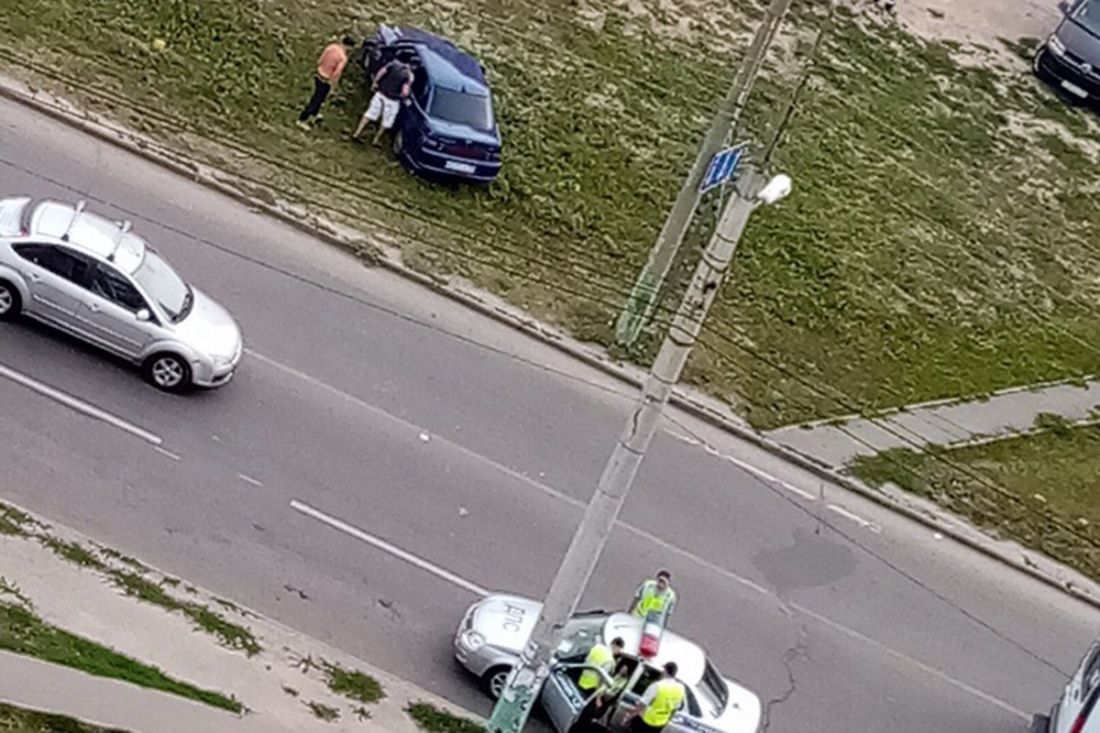 Пытался свалить». В Пензе напротив МРЭО «десятка» вылетела с дороги —  Происшествия — Пенза СМИ