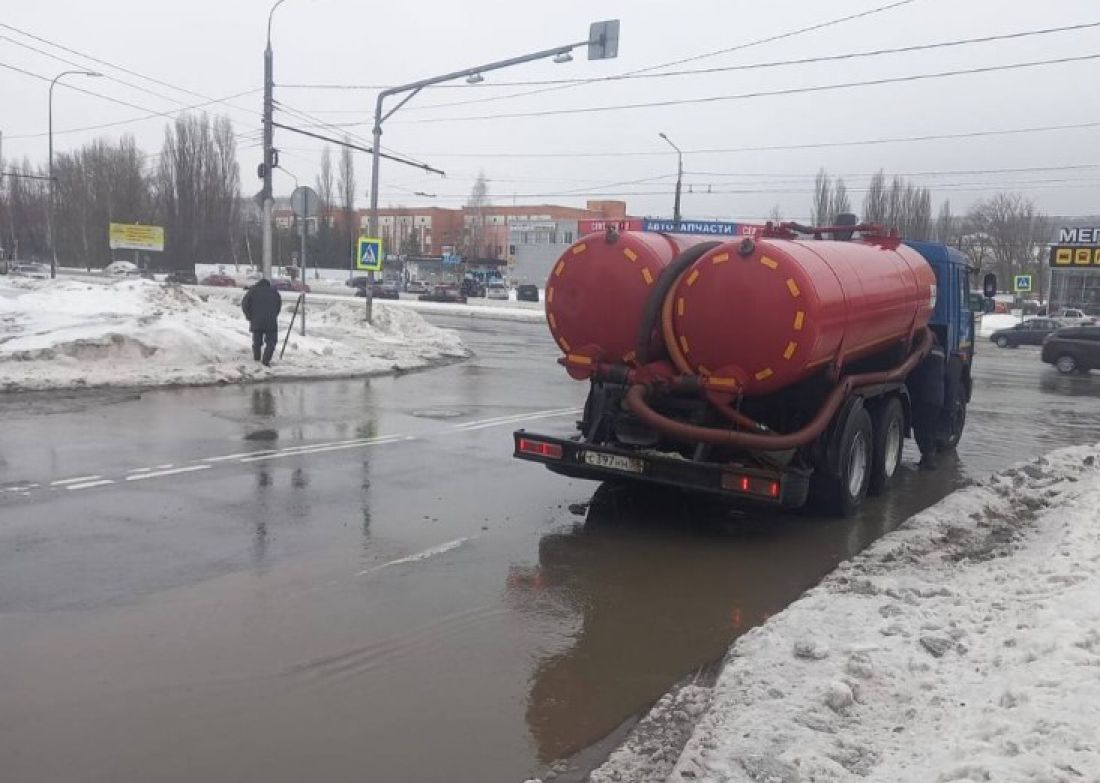 На дорогах Пензы откачивают талые воды | 20.01.2024 | Пенза - БезФормата