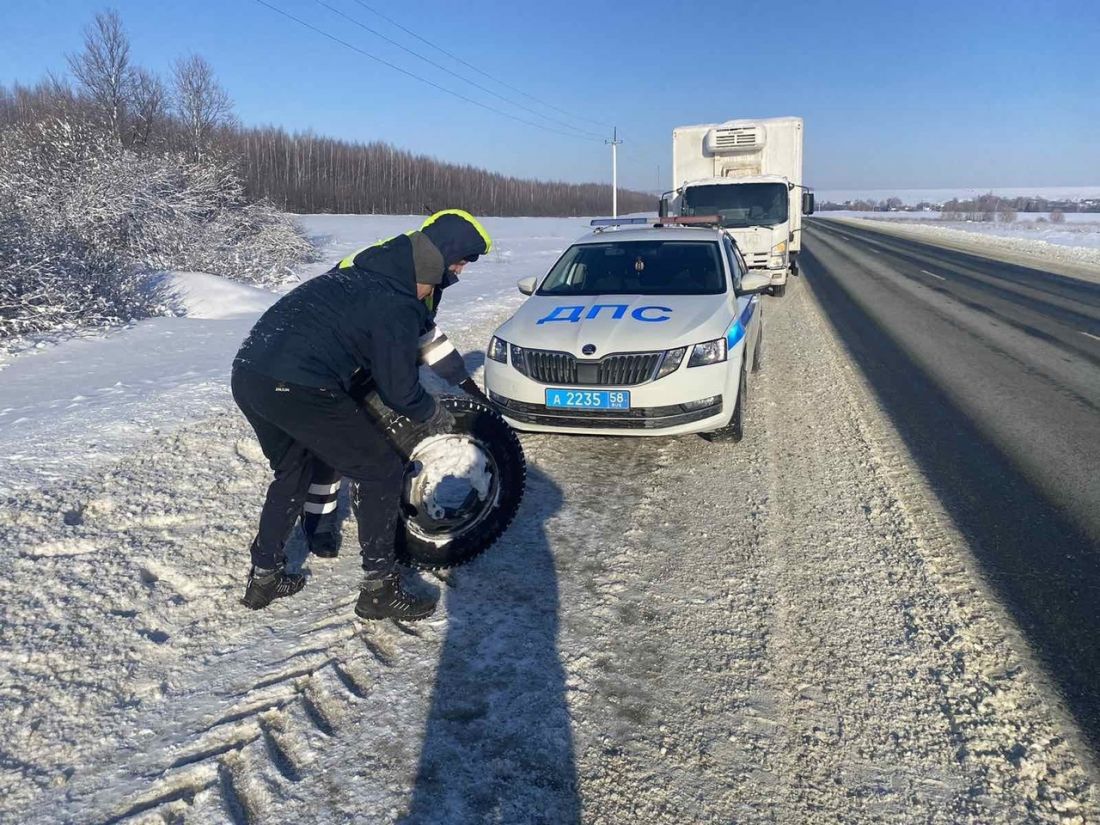 Пензенские полицейские помогли автолюбителю, у которого на трассе  отсоединилось колесо — Общество — Пенза СМИ