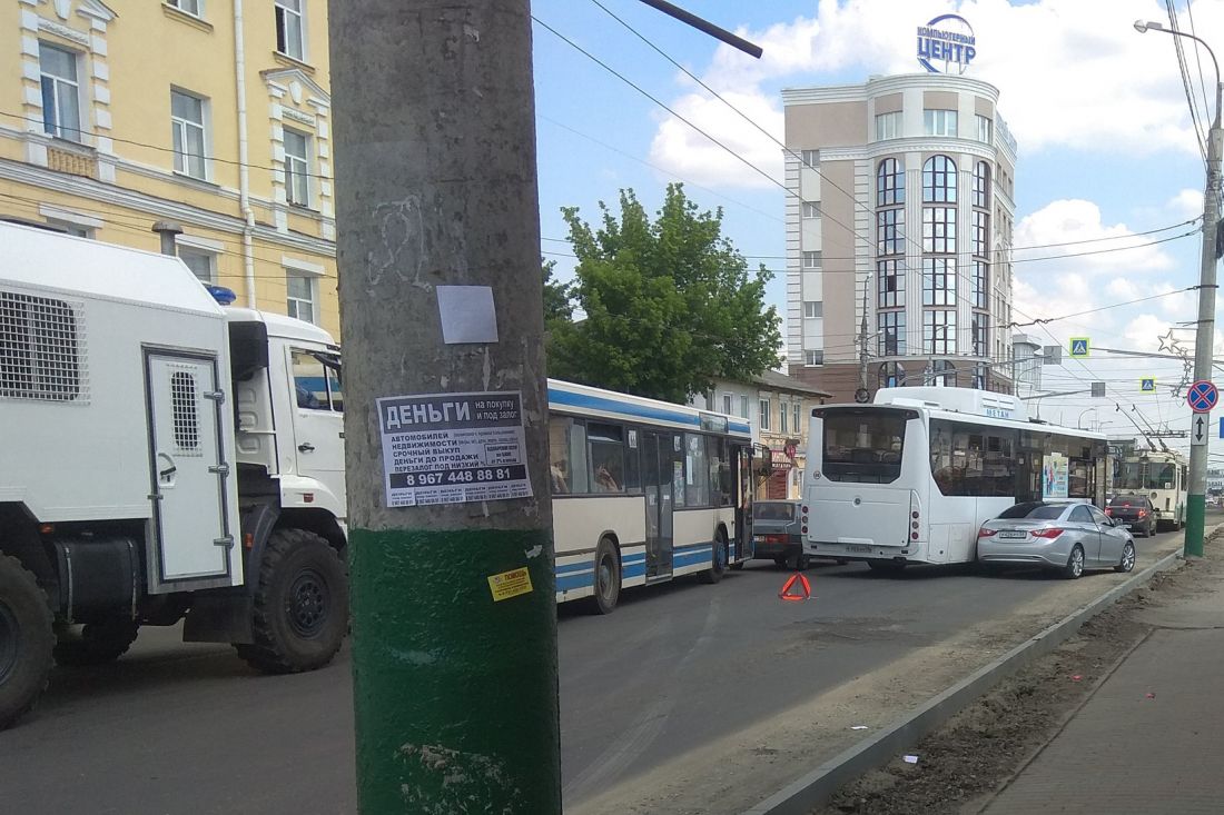 Столкновение автобуса и иномарки спровоцировало затор в центре Пензы — В  сети — Пенза СМИ