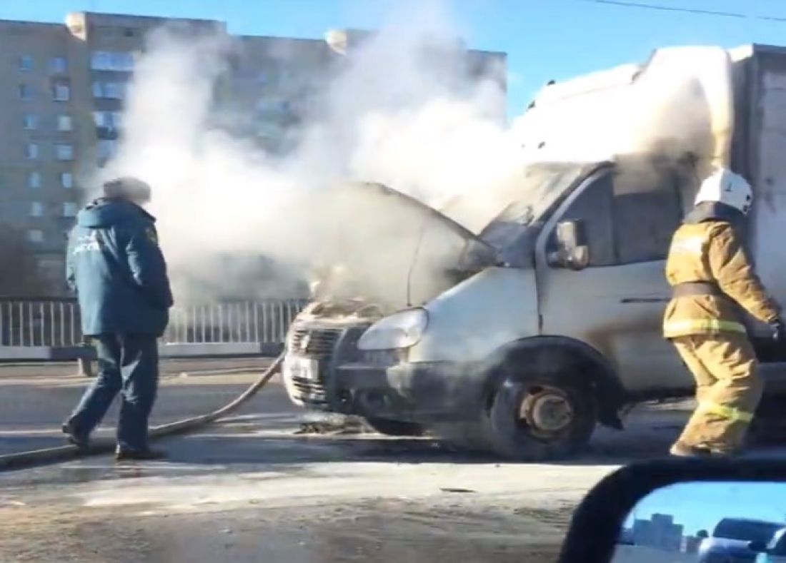 В сети появилось видео загоревшейся на пензенском путепроводе «Газели» —  Происшествия — Пенза СМИ