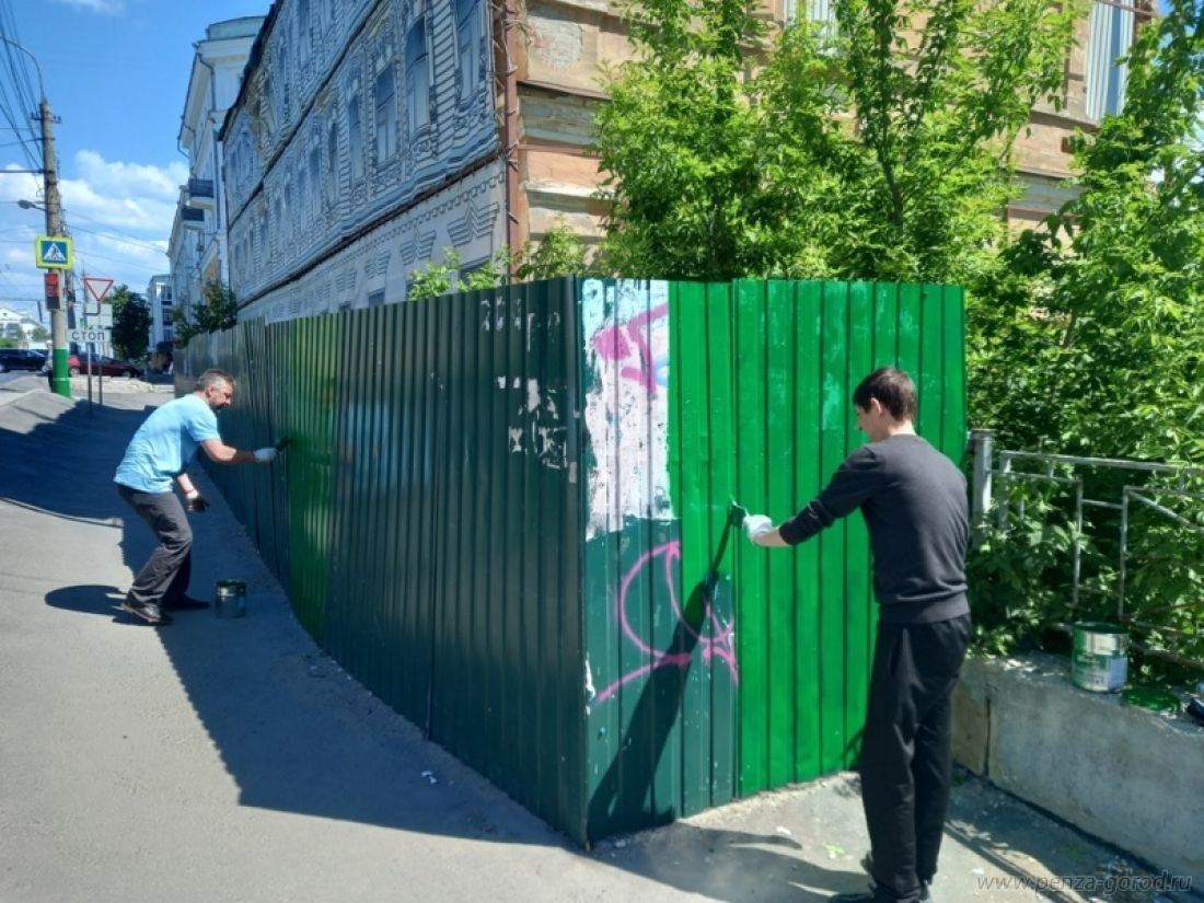 Покрасят забор работая втроем. В улице покрасил перила. Территория за забором со стороны улицы с фото.