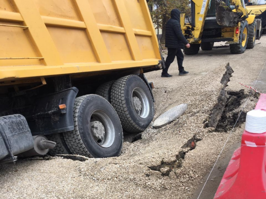 В Кузнецке КАМАЗ частично провалился на дороге, где недавно уложили асфальт  — Происшествия — Пенза СМИ