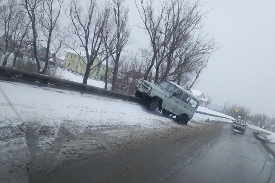 В пензенской Заре «бобик» едва не упал в пруд — В сети — Пенза СМИ