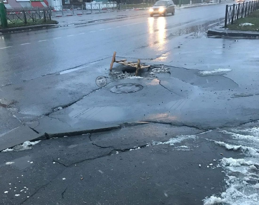 На улице Калинина в Пензе провалился асфальт после недавнего ремонта —  Общество — Пенза СМИ