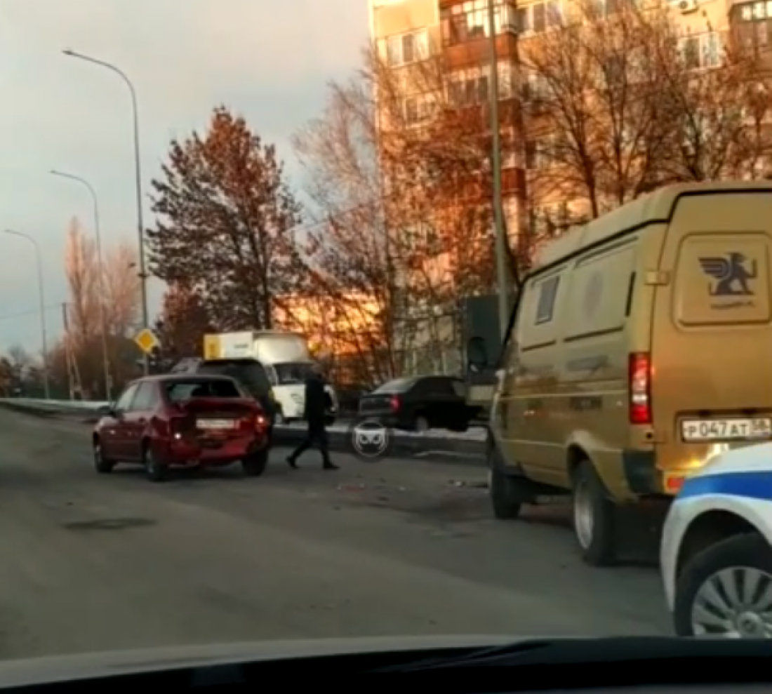 В Пензе инкассаторская машина протаранила легковушку в багажник — Общество  — Пенза СМИ