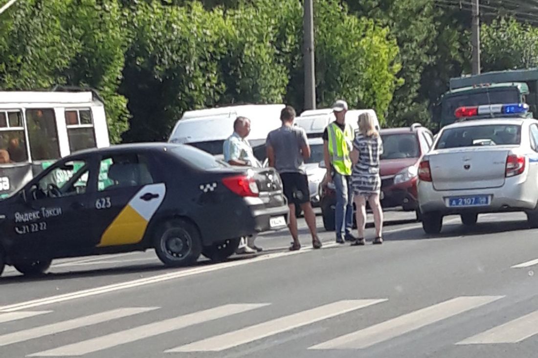 В Пензе на улице Карпинского случилось тройное ДТП с «Яндекс.Такси» — В  сети — Пенза СМИ