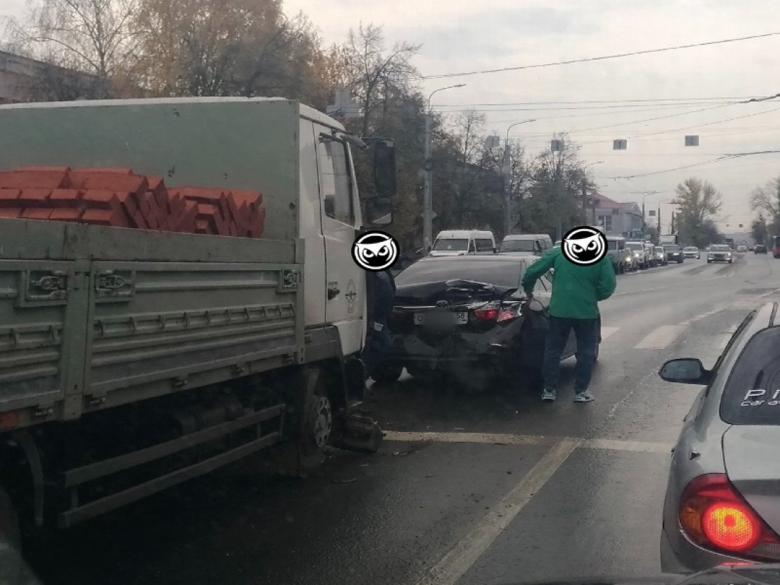 В Пензе на улице Гагарина столкнулись легковушка и грузовик — Происшествия  — Пенза СМИ