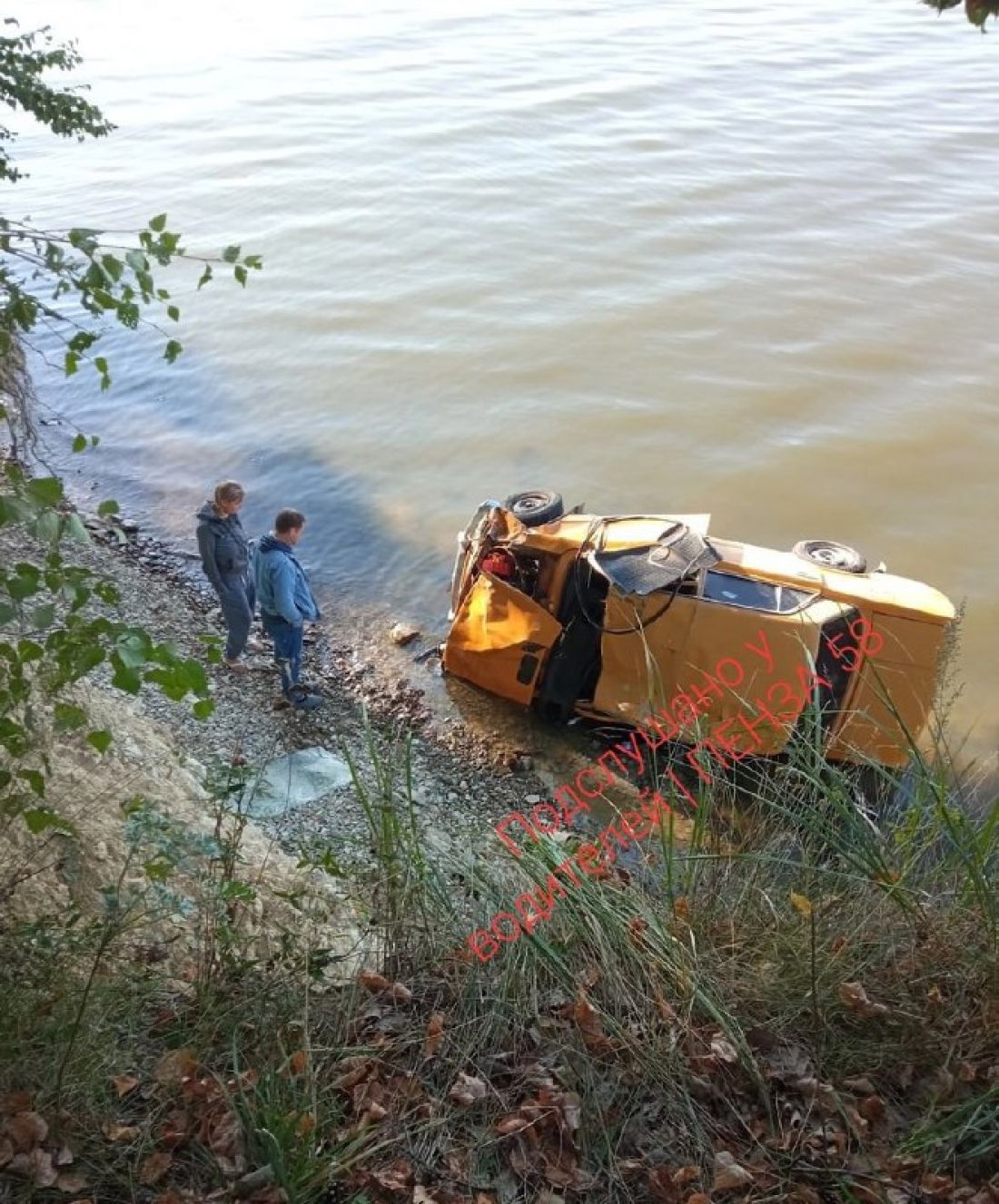 действия водителя при падении автомобиля в воду