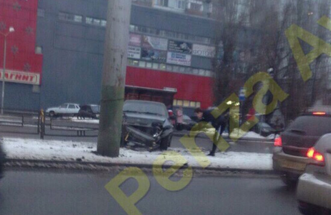 Очередное ДТП на улице 8 Марта в Пензе: легковой автомобиль протаранил  ограждение — В сети — Пенза СМИ