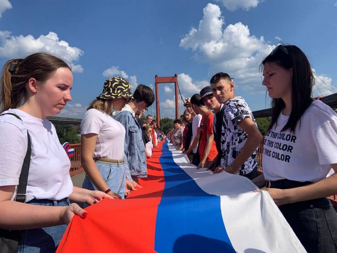 В Пензе на мосту «Дружба» растянули огромный флаг России | 22.08.2022 |  Пенза - БезФормата