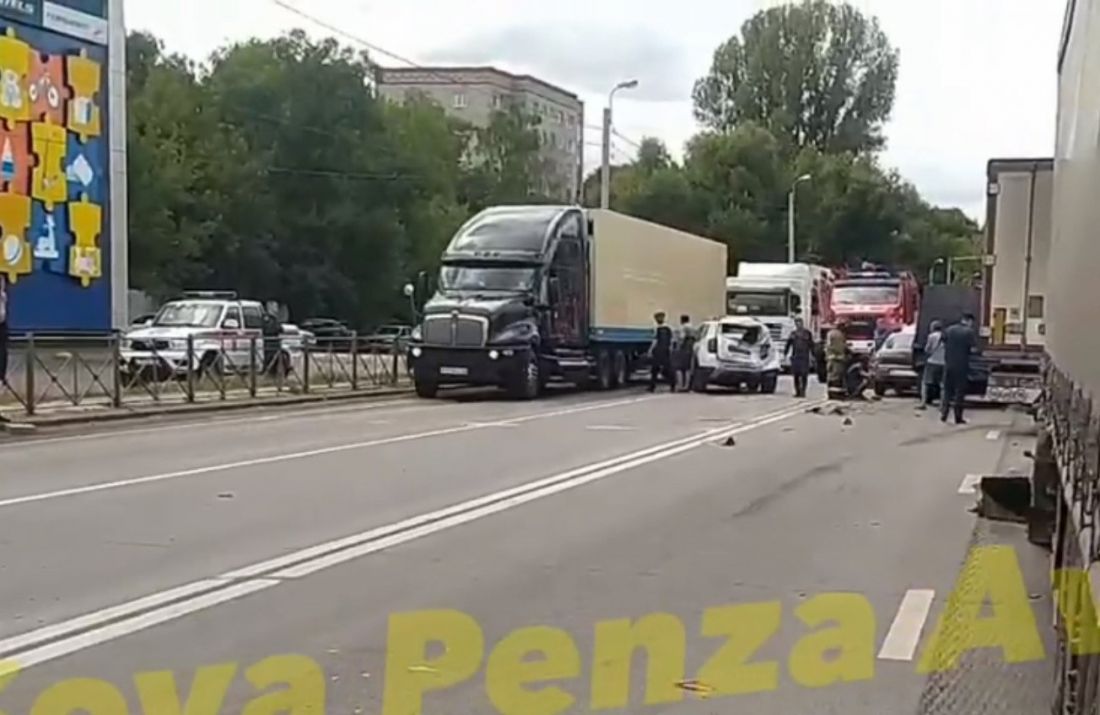 В Пензе на улице Ульяновской произошло массовое ДТП с участием 13 машин —  Происшествия — Пенза СМИ