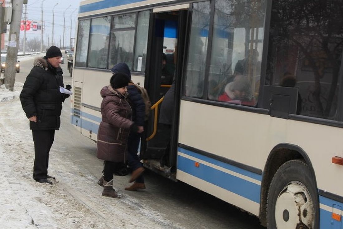 В пензенском автобусе из дыры в полу забил фонтан — В сети — Пенза СМИ