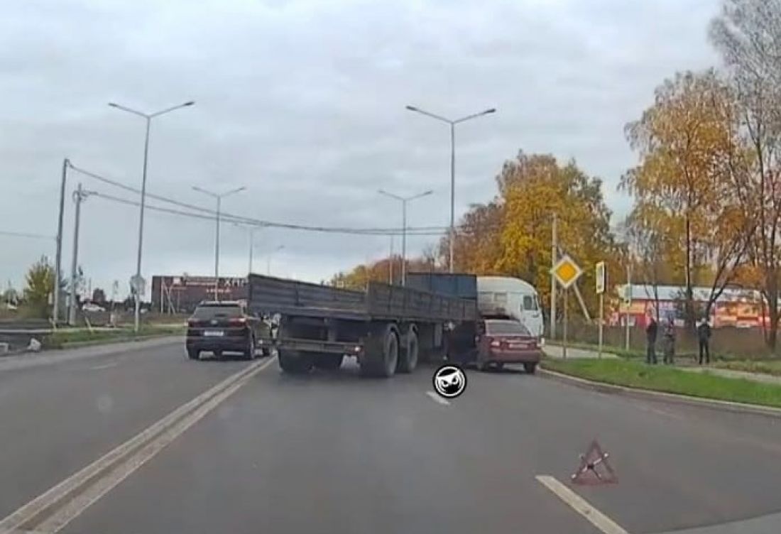 В городе Спутник Пензенского района легковушка врезалась в грузовик —  Происшествия — Пенза СМИ