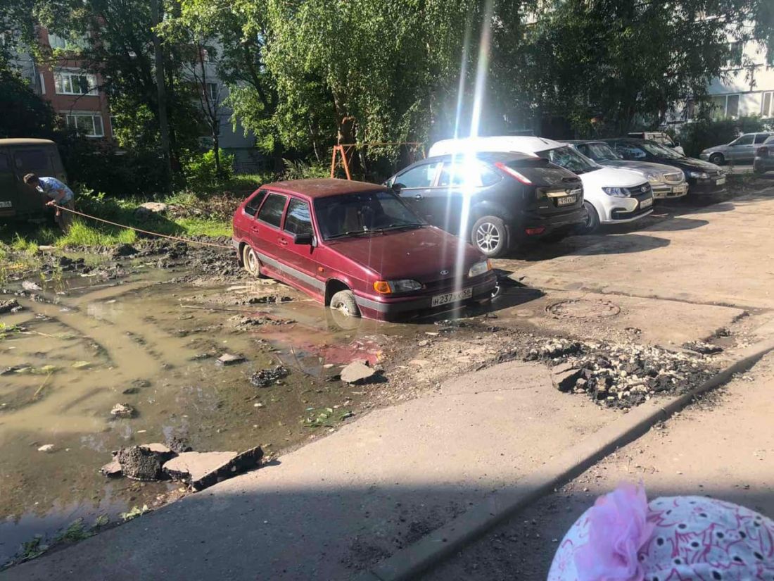 В Пензе из-за протечки магистральной трубы затопило двор улицы Фурманова —  Происшествия — Пенза СМИ