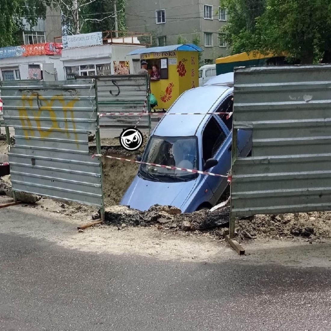 В Пензе на улице Толстого "легковушка" провалилась в коммунальную  яму — Происшествия — Пенза СМИ