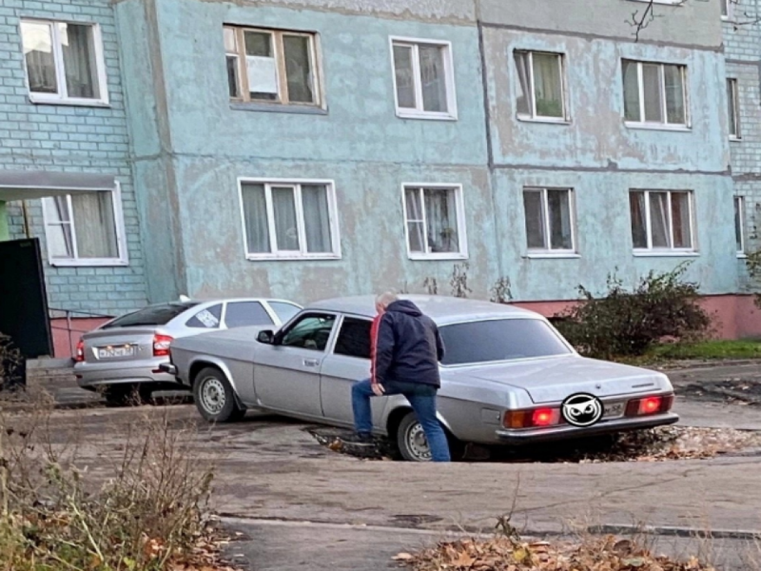 В Пензе на улице Ладожской машина провалилась в просевший асфальт —  Происшествия — Пенза СМИ