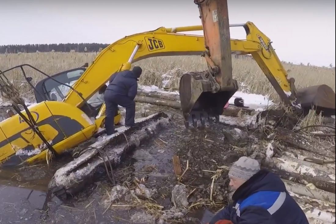 Под Пензой спасли утонувший в трясине экскаватор — В сети — Пенза СМИ