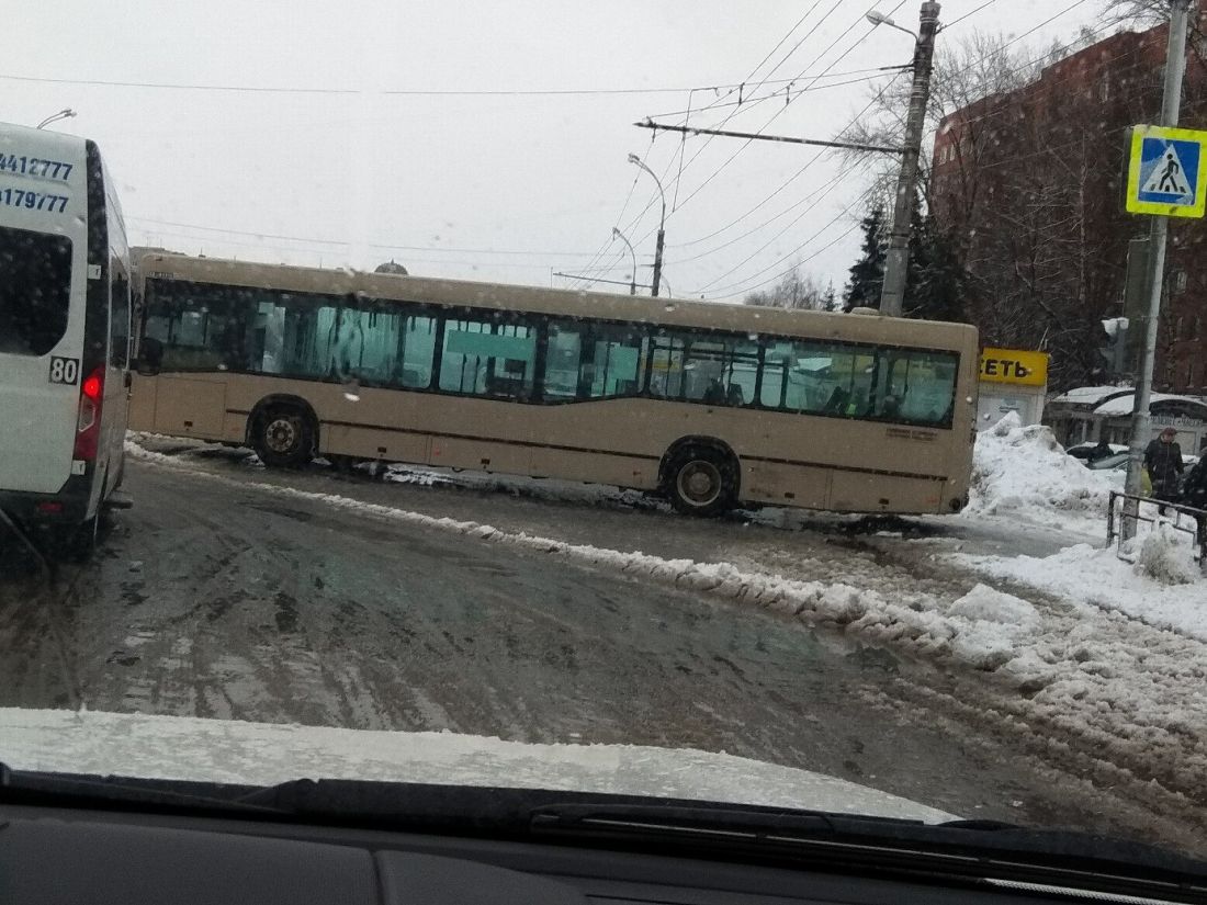 В Пензе автобус при попытке уйти от столкновения развернуло поперек дороги  — Общество — Пенза СМИ