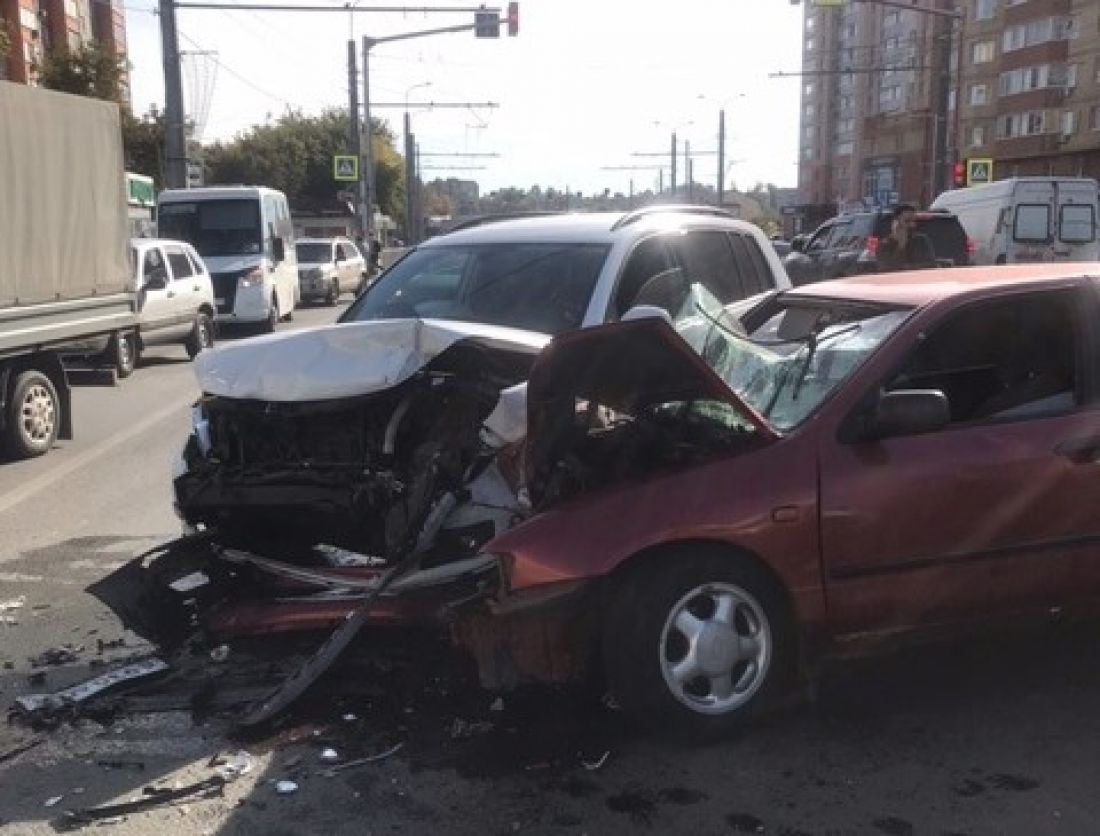 В Пензе пострадавших в жутком ДТП у ТЦ «Куб» из автомобилей доставали  спасатели | 20.09.2023 | Пенза - БезФормата