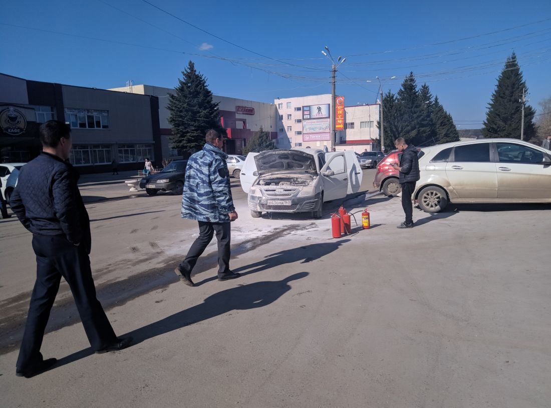 Люди давали свои огнетушители». В Кузнецке Пензенской области загорелась  Лада Ларгус — Происшествия — Пенза СМИ